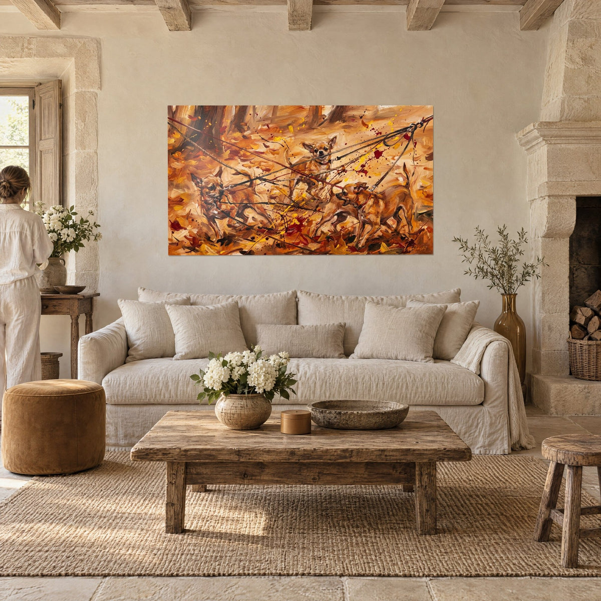 Tableau trois chihuahuas tirant sur leurs laisses dans un tourbillon de feuilles orange et ocre, au-dessus d'un canapé dans un salon lumineux