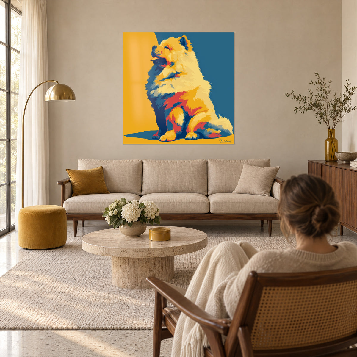 Πίνακας Chow chow με κρεμ τρίχωμα σε καθιστή στάση, με ψηλά σηκωμένο μουσούδι, φόντο σε κίτρινο μουστάρδας και πετρελαιί μπλε, πάνω από καναπέ σε φωτεινό σαλόνι