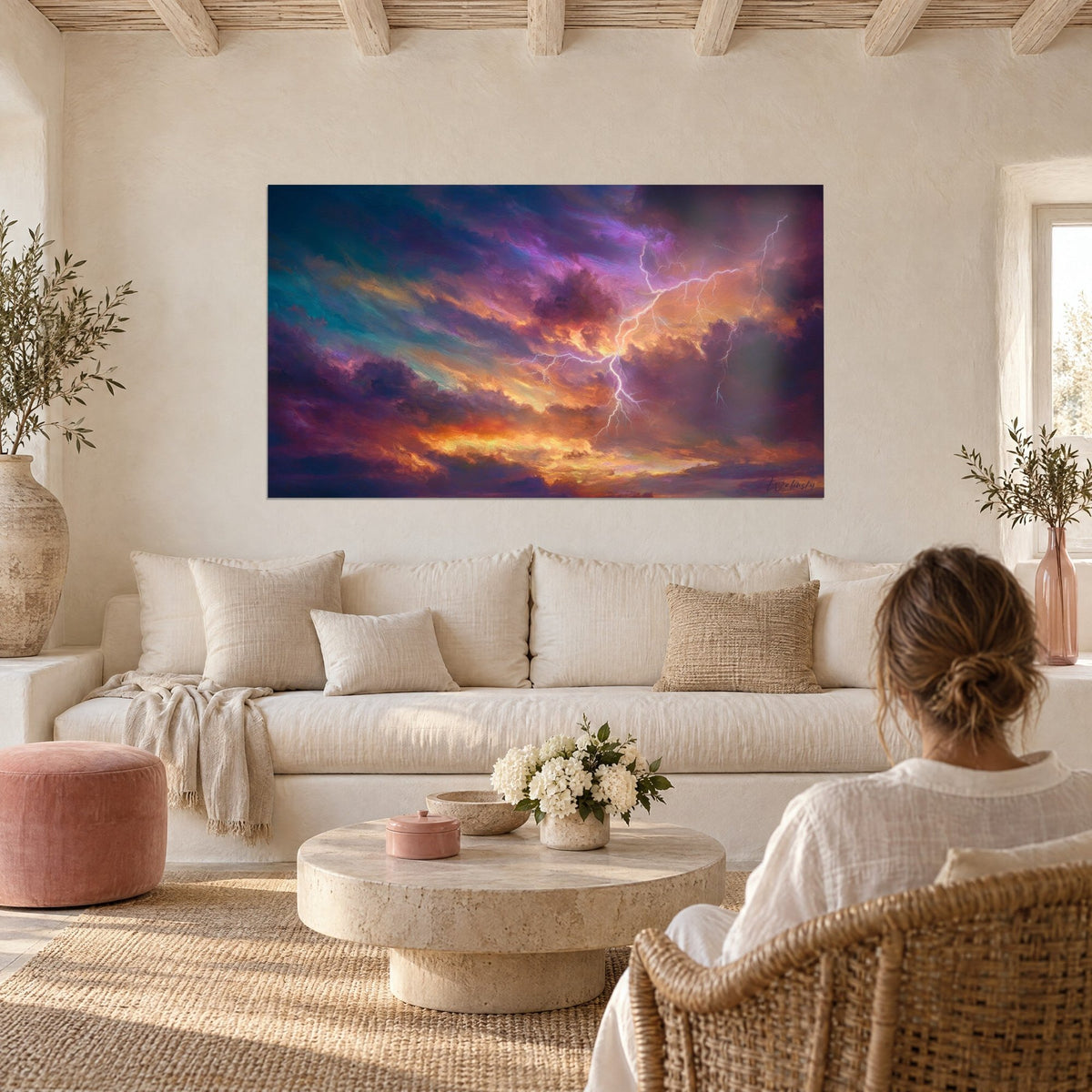 Tableau orage pourpre zébré d'un éclair blanc, nuages orange et turquoise, au-dessus d'un canapé dans un salon lumineux