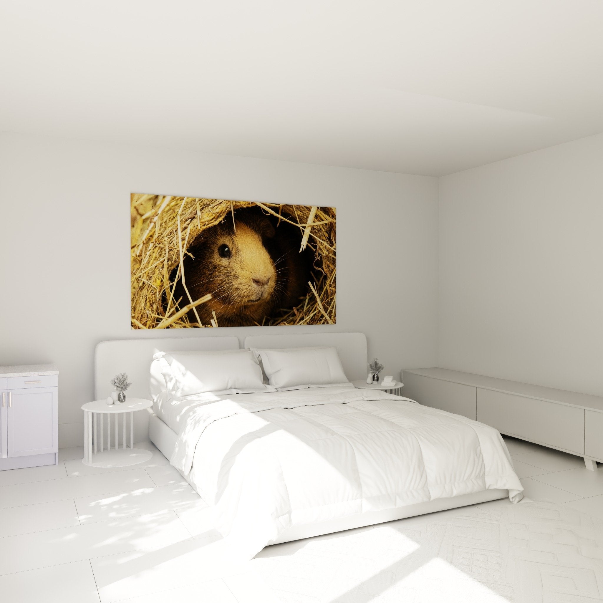 Meerschweinchen-Kunstwerk in Stroh über einem Bett in einem gemütlichen Schlafzimmer installiert