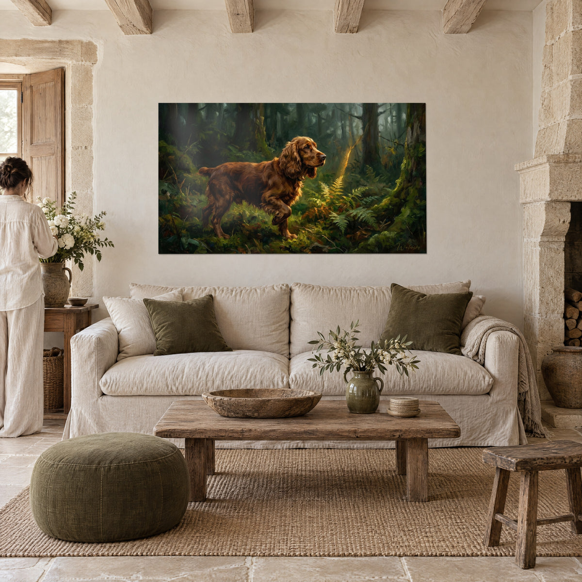 Gemälde Cocker Spaniel English kupferrot mit Fell zwischen grünen Farnen und goldenem Lichtstrahl, über einem Sofa in einem hellen Wohnzimmer