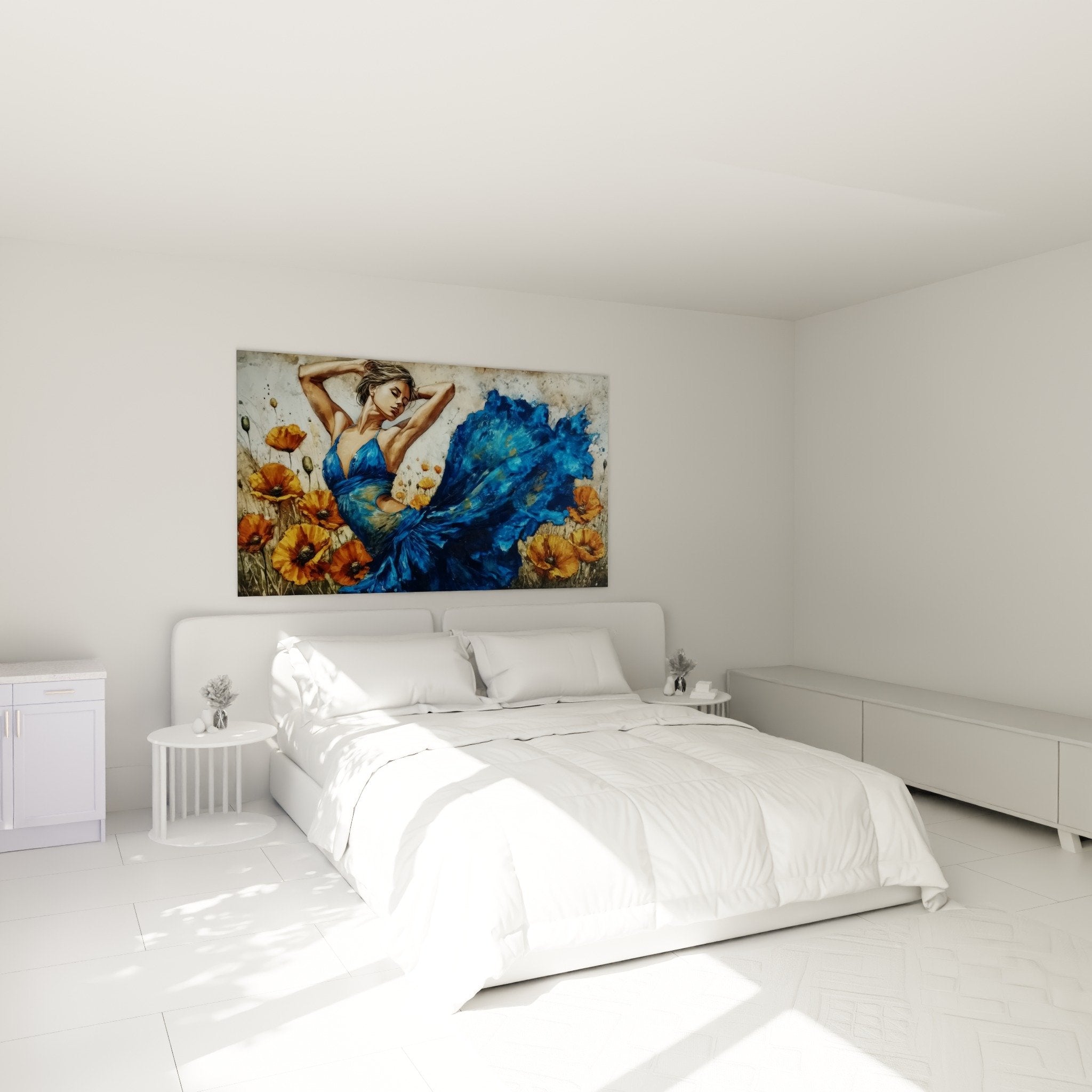 Quadro papaveri e donna in blu in camera moderna con pareti bianche e arredamento contemporaneo