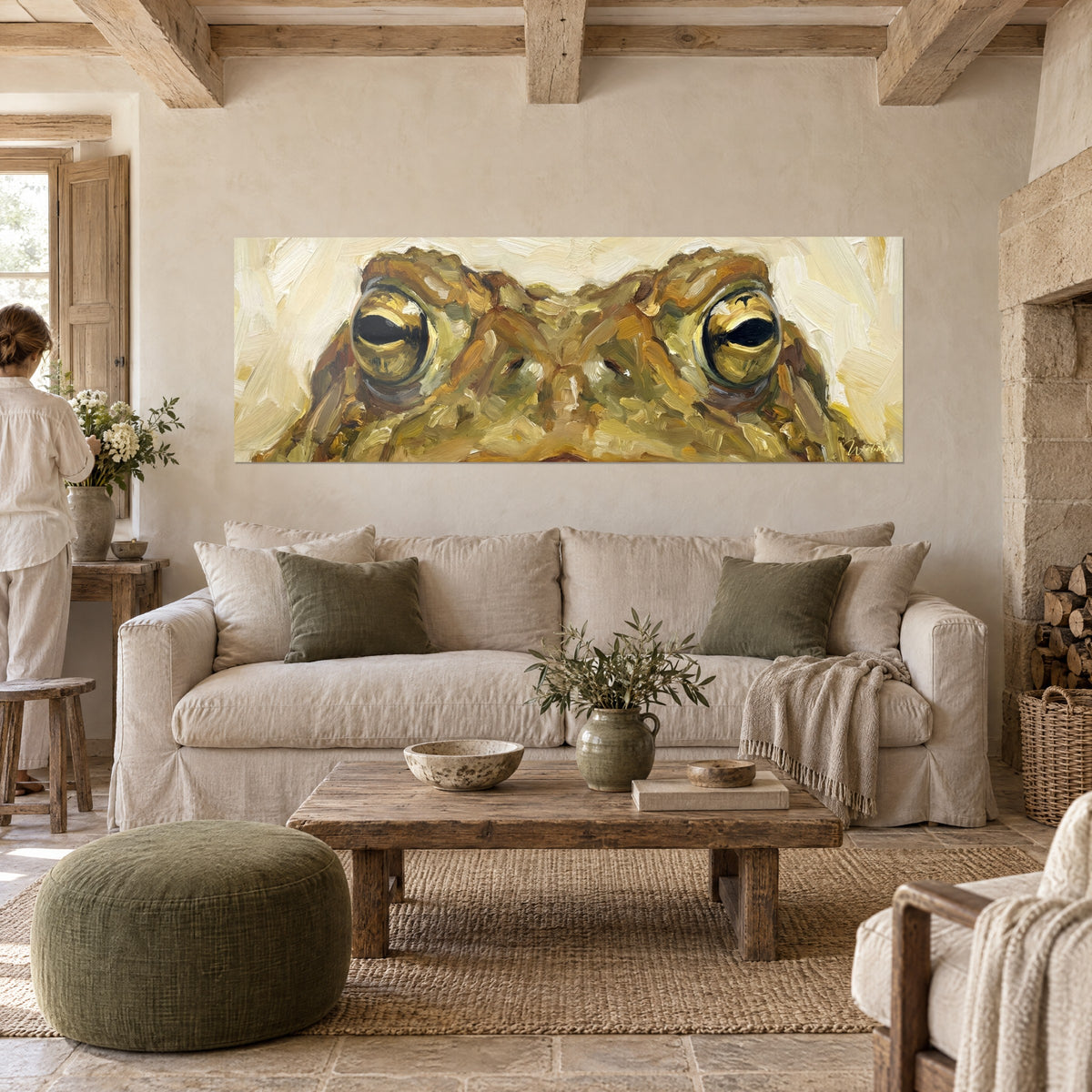 Gemälde Kröte mit goldenen geschlitzten Augen, in braunen und cremefarbenen Pinselstrichen gemalt, über einem Sofa in einem hellen Wohnzimmer