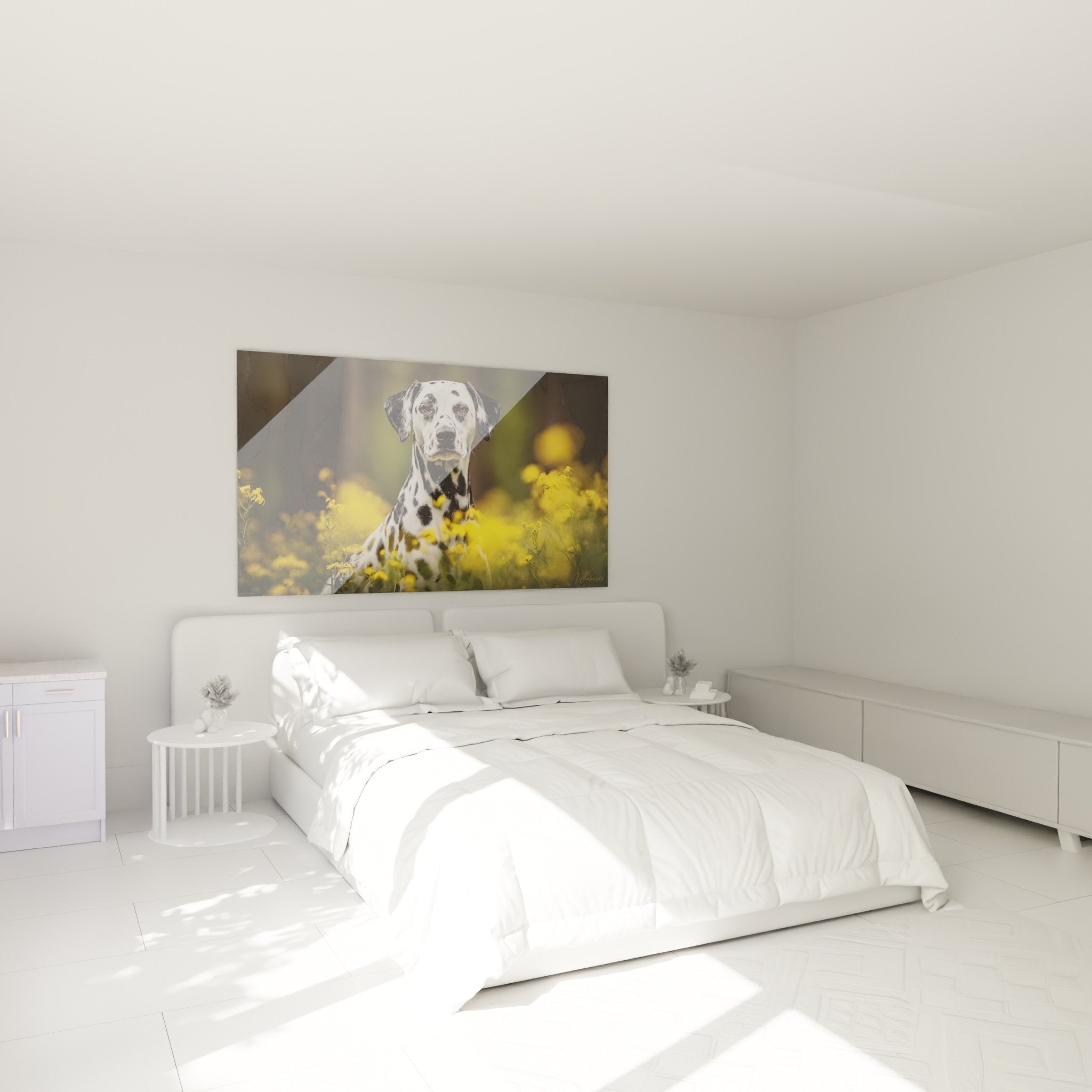 Dalmatiner-Gemälde in blühender Wiese über einem Bett in einem Schlafzimmer mit natürlichen, beruhigenden Tönen aufgehängt