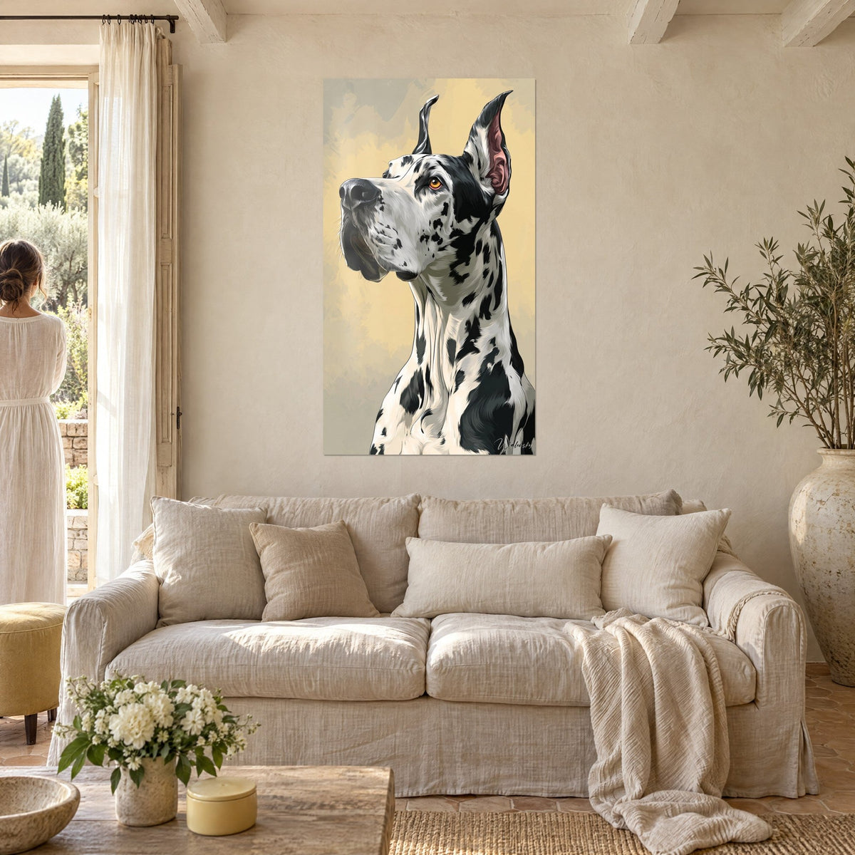 Schilderij Harlekijn-Duitse dog met opgeheven snuit, lichtgeel strobgele achtergrond, twee personen van achteren, boven een bank in een lichte woonkamer