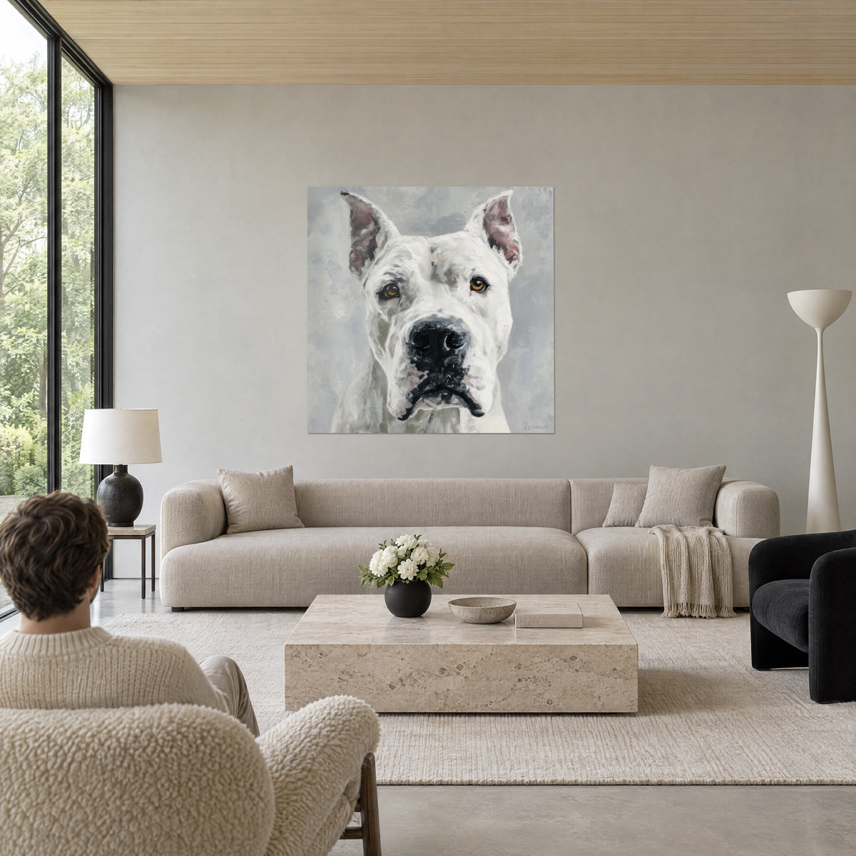 Tableau dogue argentin à la robe d'ivoire et aux yeux ambrés, fond gris perle, au-dessus d'un canapé dans un salon lumineux