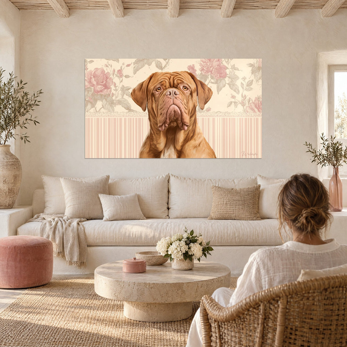 Cuadro dogo de Burdeos rojizo con papada plegada sobre fondo floral rosa polvoriento, encima de un sofá en un salón luminoso