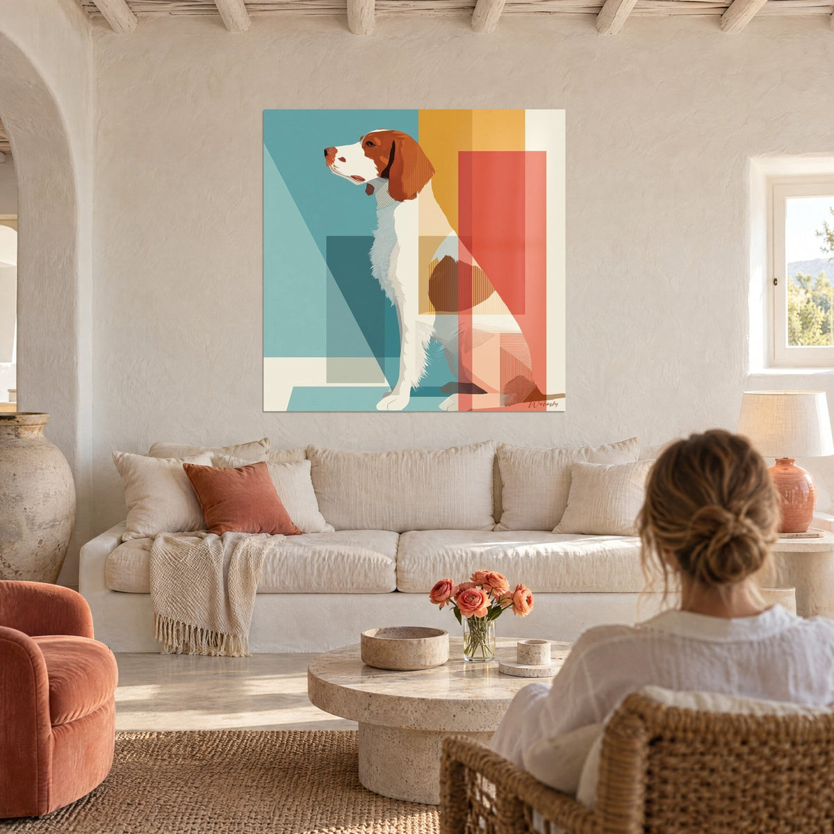 Cuadro spaniel bretón blanco y castaño sentado, planos geométricos turquesa y coral, encima de un sofá en un salón luminoso