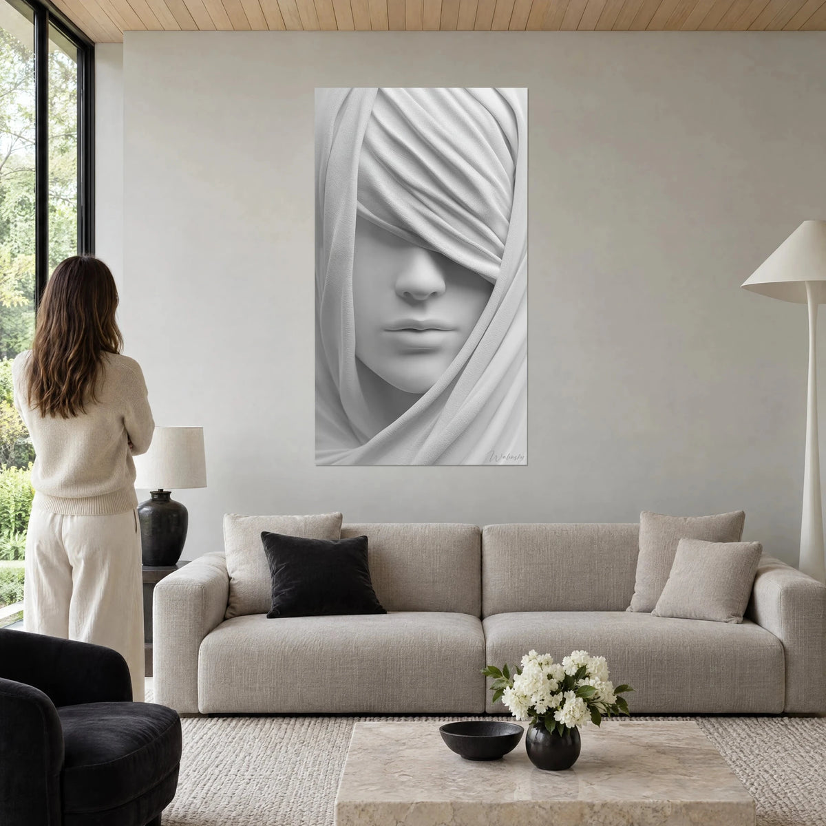 Quadro volto velato di seta grigia, labbra pallide e drappeggio bianco, sopra un divano in un soggiorno luminoso