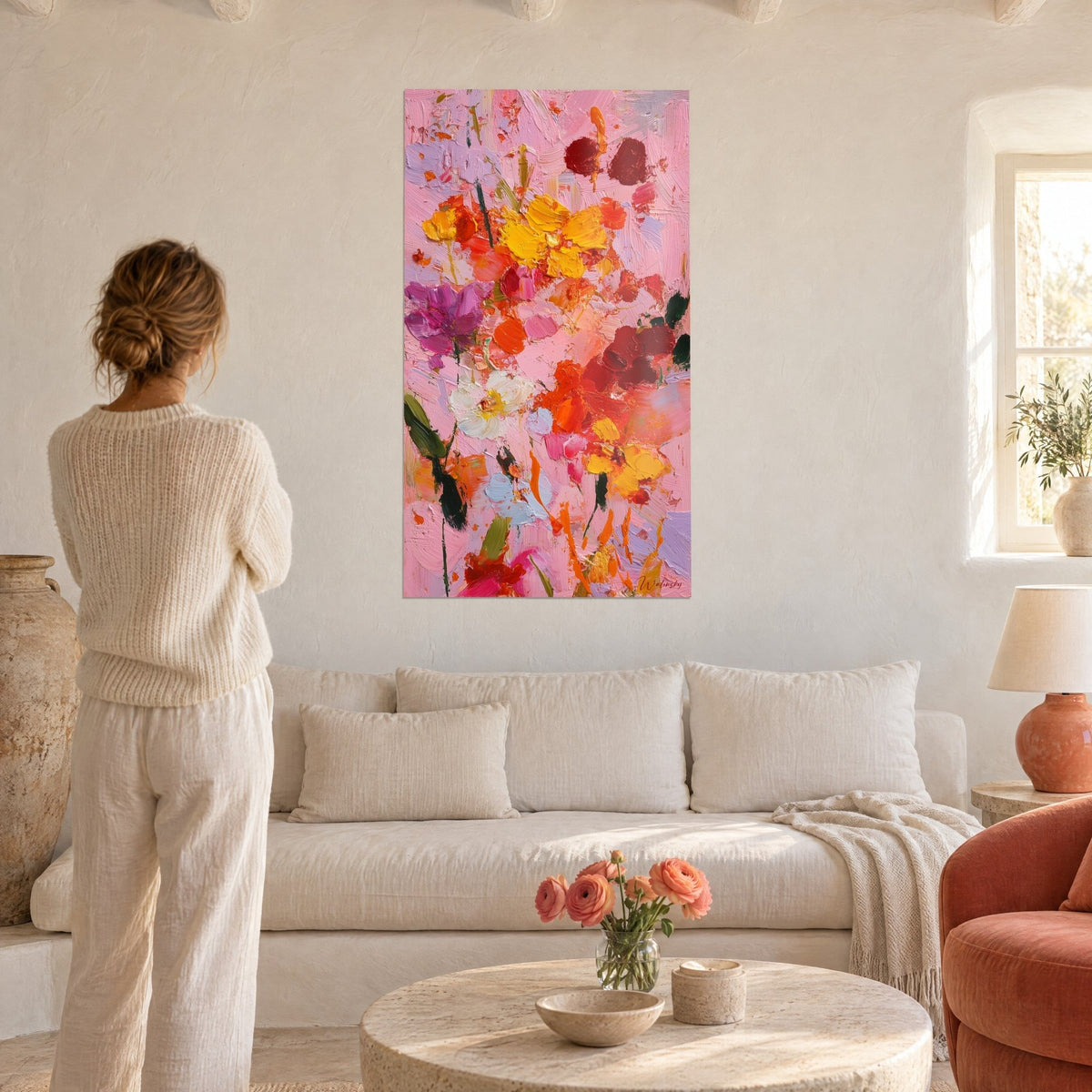 Tableau bouquet impressionniste rose, jaune et orange à l'huile épaisse, femme de dos, au-dessus d'un canapé dans un salon lumineux