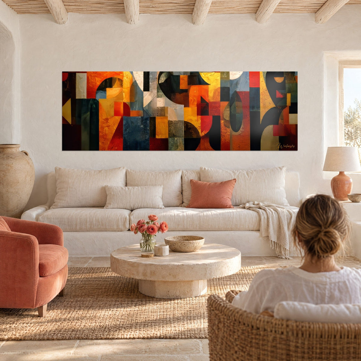 Schilderij geometrisch mozaïek in oranje en nachtblauw, panoramisch, tegenover een vrouw met de rug naar de kijker, boven een bank in een lichte woonkamer