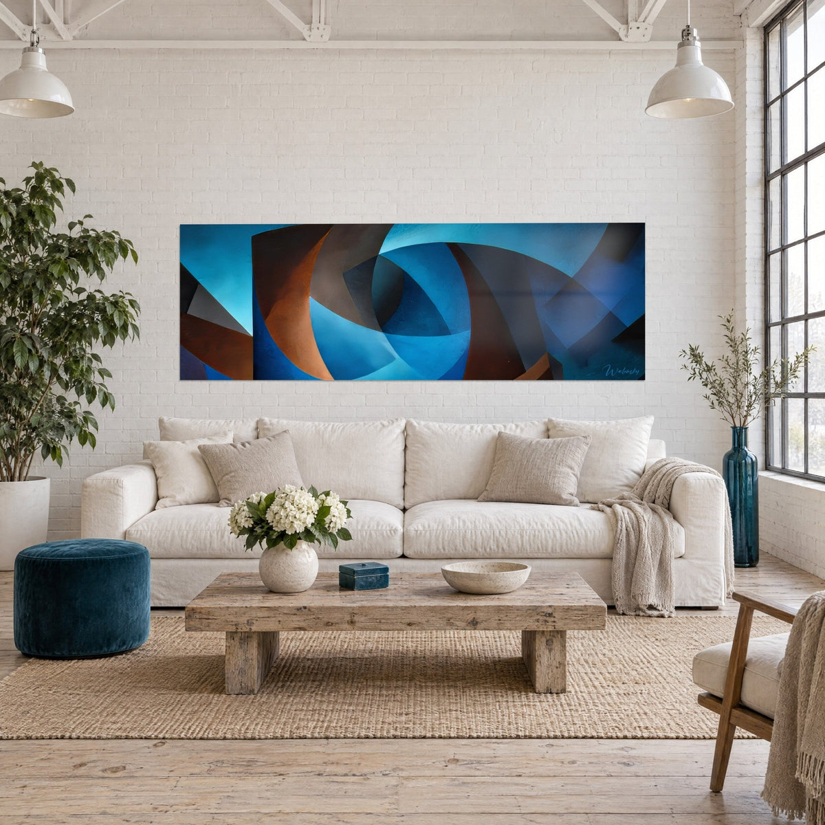 Cuadro panorámico de curvas entrelazadas azul turquesa y marrón óxido, sobre un sofá en un salón luminoso