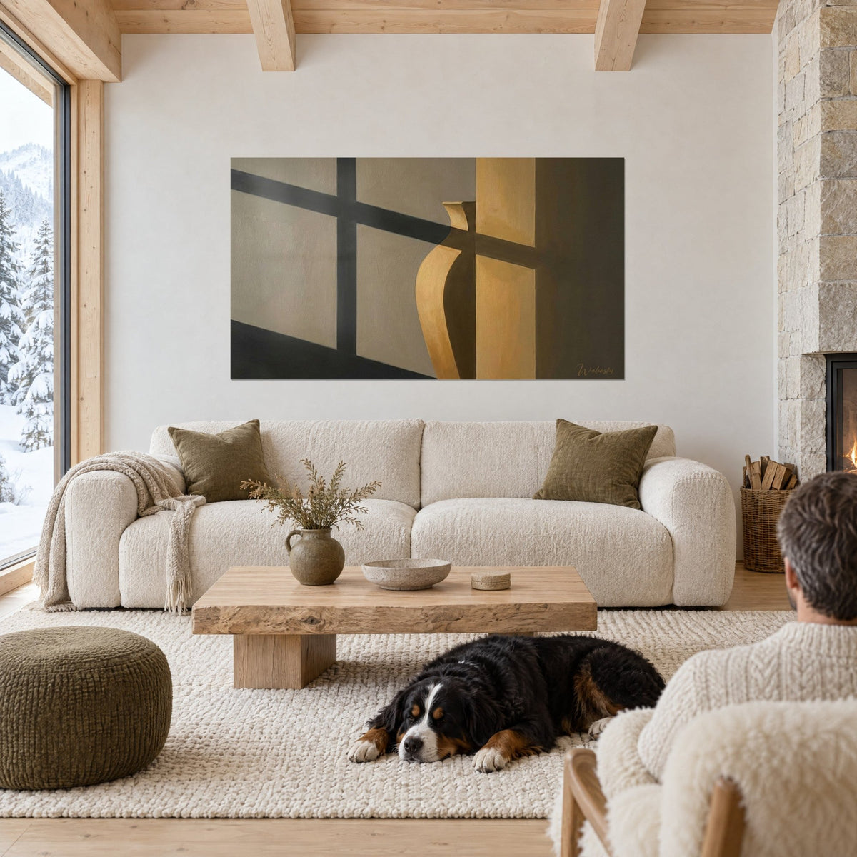 Tableau vase ocre ombré par une croisée noire sur mur gris, chien noir couché, au-dessus d'un canapé dans un salon lumineux