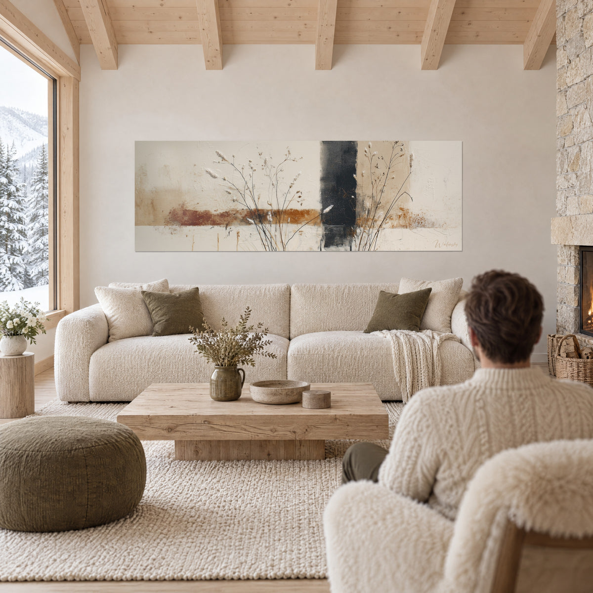 Quadro di erbe slanciate in marrone e nero su fondo crema, grande campitura color ruggine, una coppia di spalle sopra un divano in un soggiorno luminoso