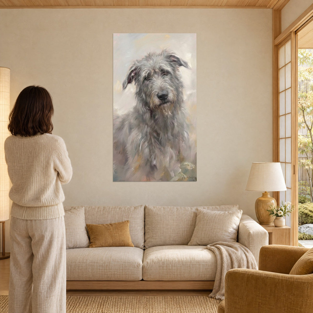 Schilderij Ierse wolfshond met zilvergrijze vacht, romig beige achtergrond, amberkleurige blik, boven een bank in een lichte woonkamer