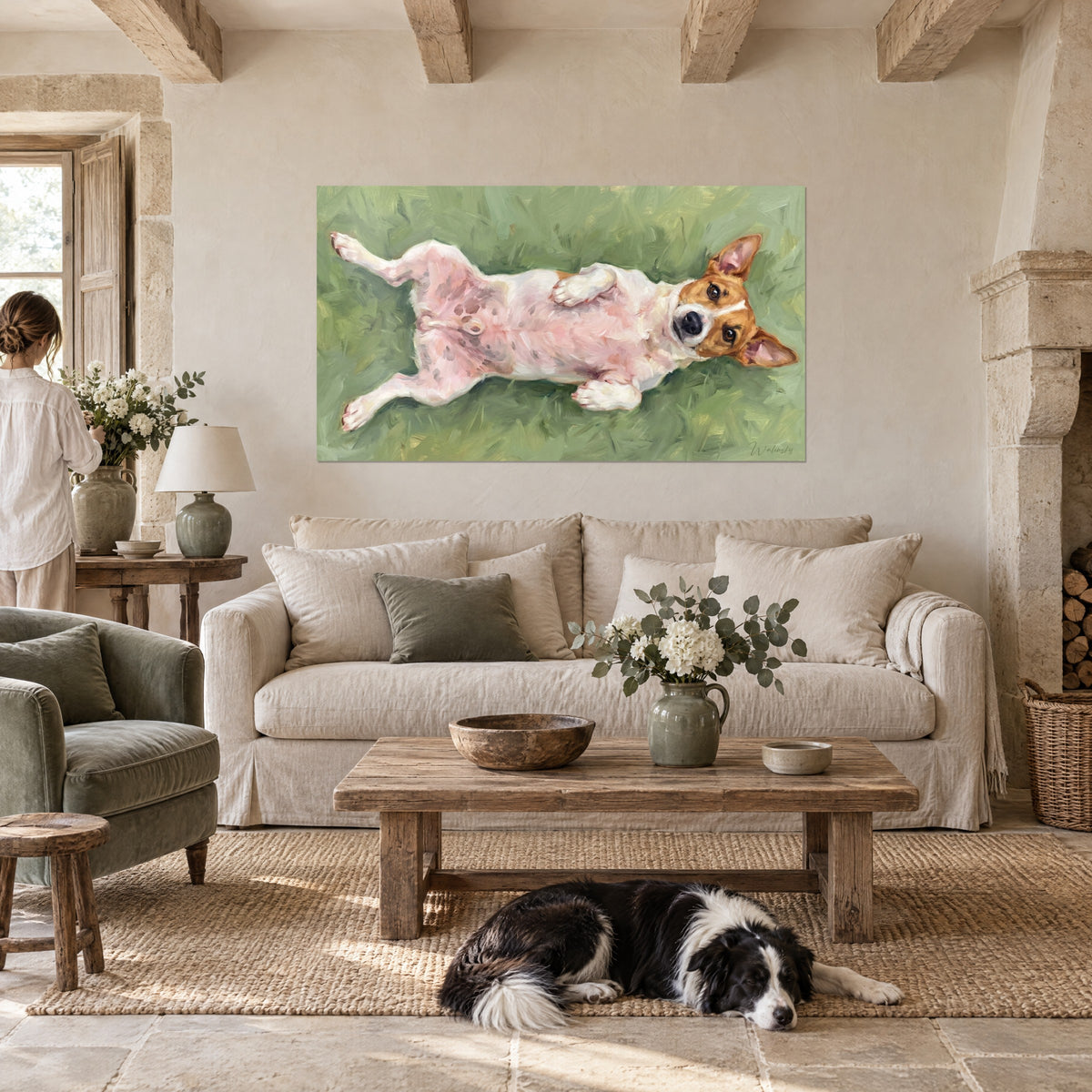Gemälde Parson-Terrier-Welpe auf dem Rücken, rosa-weißes Fell auf grünem Gras, über einem Sofa in einem hellen Wohnzimmer