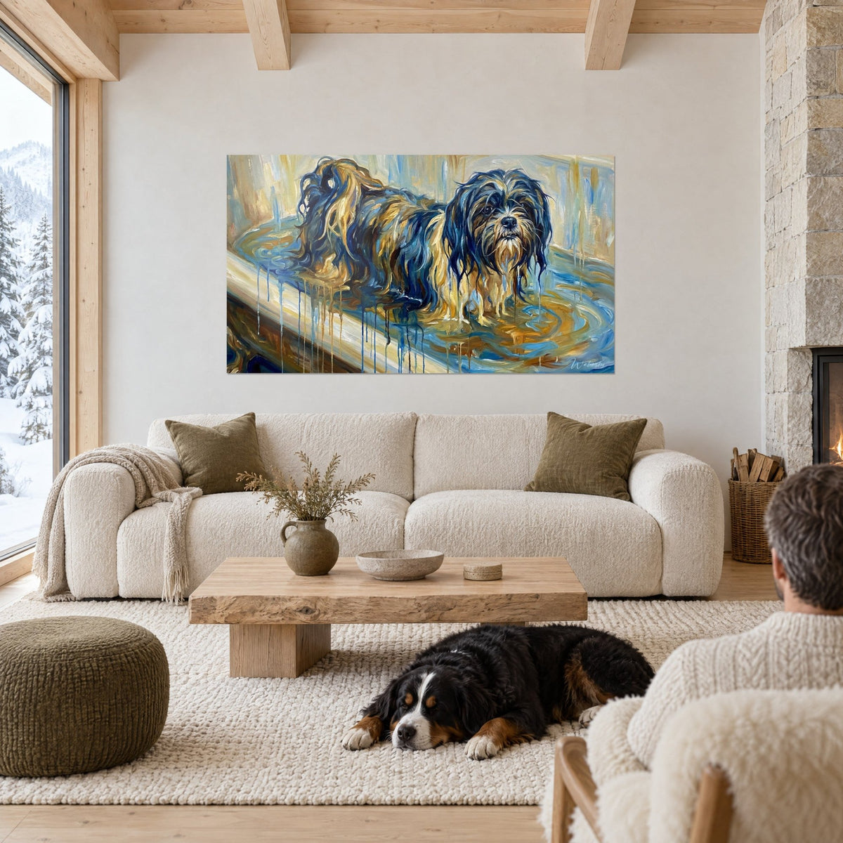 Gemälde Lhassa Apso im Bad, nassches Fell in Nachtblau und Gold, tropfend in der Wanne, cremefarbenes Sofa und ein Hund liegt auf der Couch in einem hellen Wohnzimmer