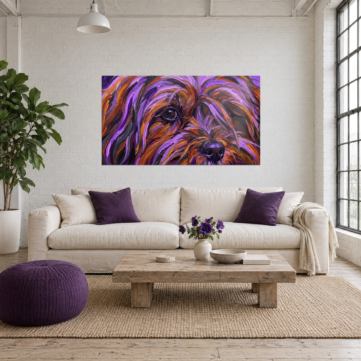 Quadro ritratto di cane dal pelo viola e arancio, occhio marrone luminoso, muso scuro, sopra un divano in un soggiorno luminoso