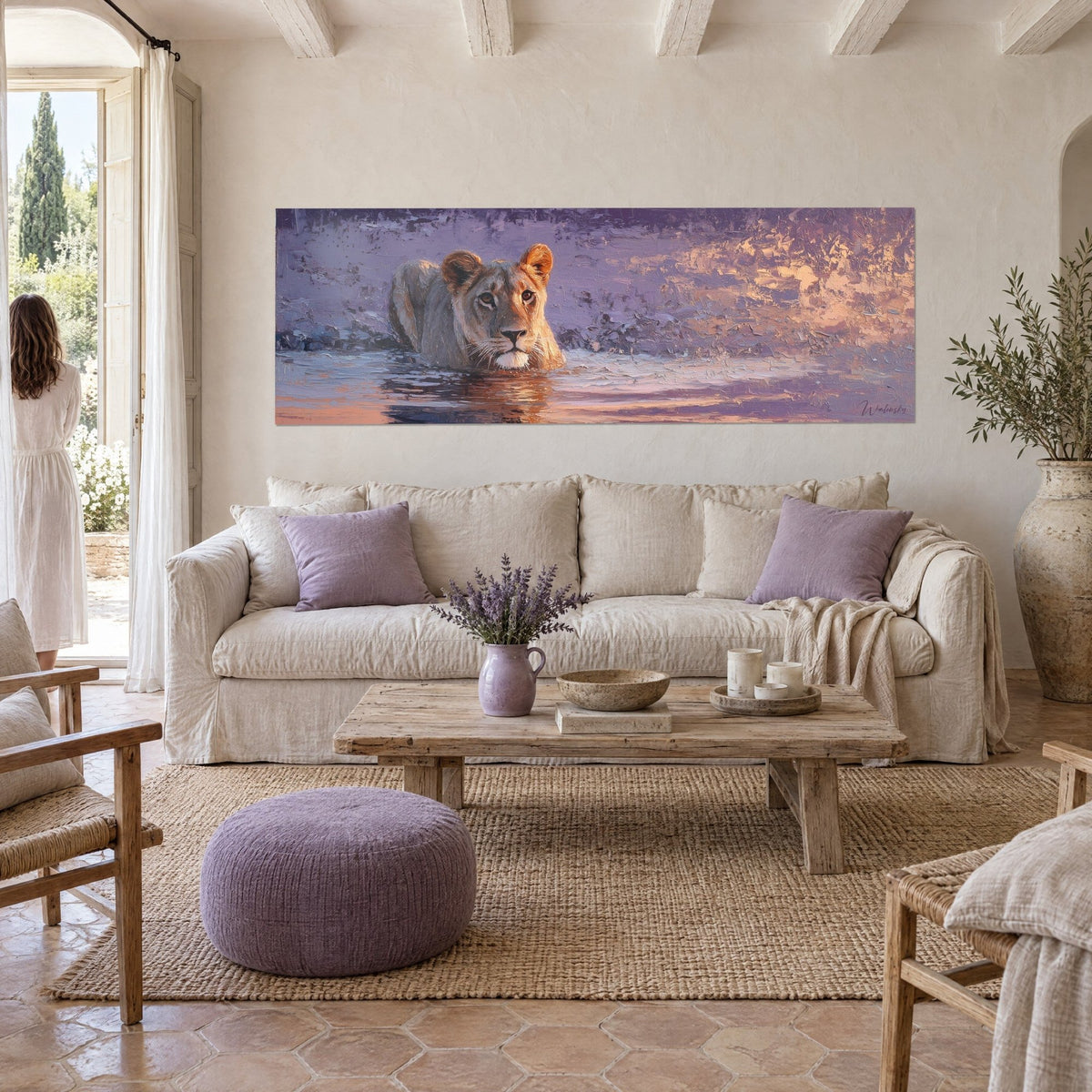 Tableau lionne aux yeux ambrés surgissant de l'eau violette et dorée, au-dessus d'un canapé dans un salon lumineux
