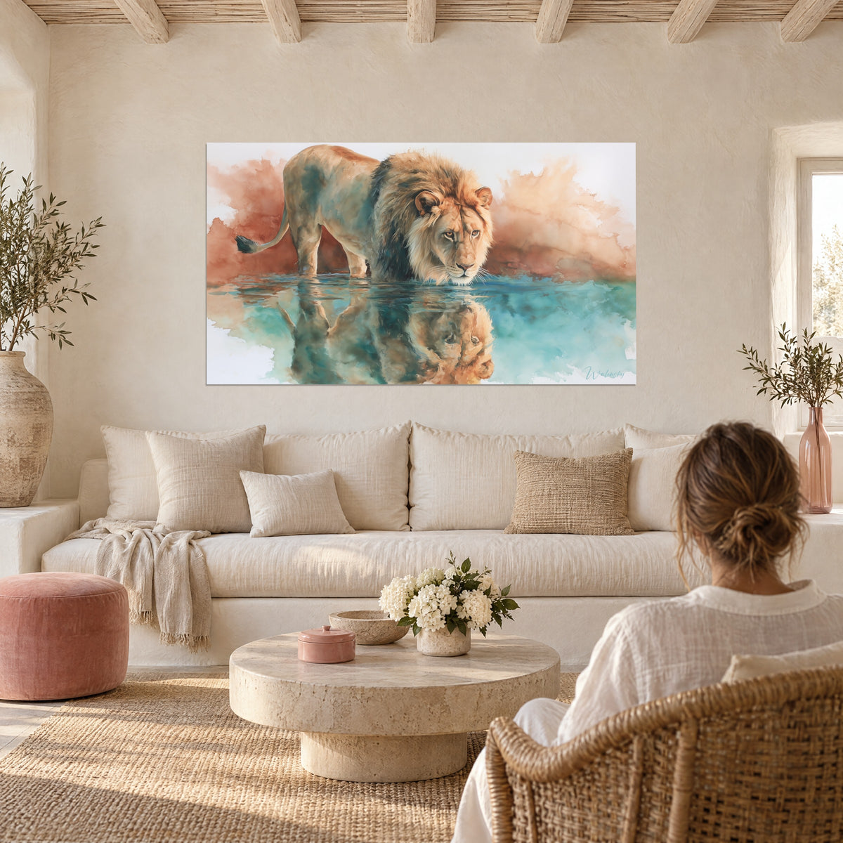 Cuadro de un majestuoso león inclinado sobre agua turquesa, melena ocre y fondo óxido, mujer de espaldas, encima de un sofá en un salón luminoso