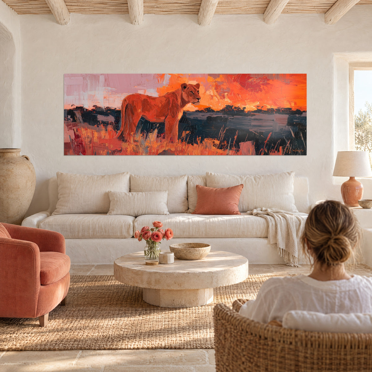 Schilderij koperkleurige leeuwin staand in de savanne, oranje en roze lucht, boven een bank in een lichte woonkamer