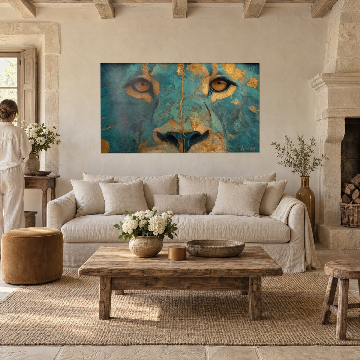 Schilderij van een leeuw met barnsteenkleurige blik, turquoise vacht geaderd met goud, troonend op een stenen muur boven een bank in een lichte woonkamer