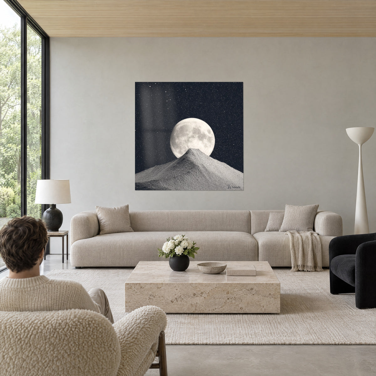 Gemälde Vollmond mit Kratern, der über einem grauen Mondhügel aufsteigt, schwarzer Sternenhimmel, über einem Sofa in einem hellen Wohnzimmer