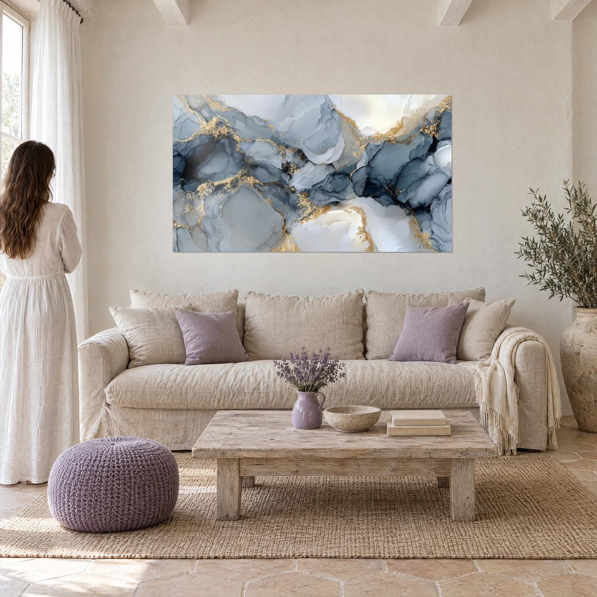 Quadro marmo fluido grigio-azzurro venato d'oro, donna in abito bianco di spalle, sopra un divano in un soggiorno luminoso