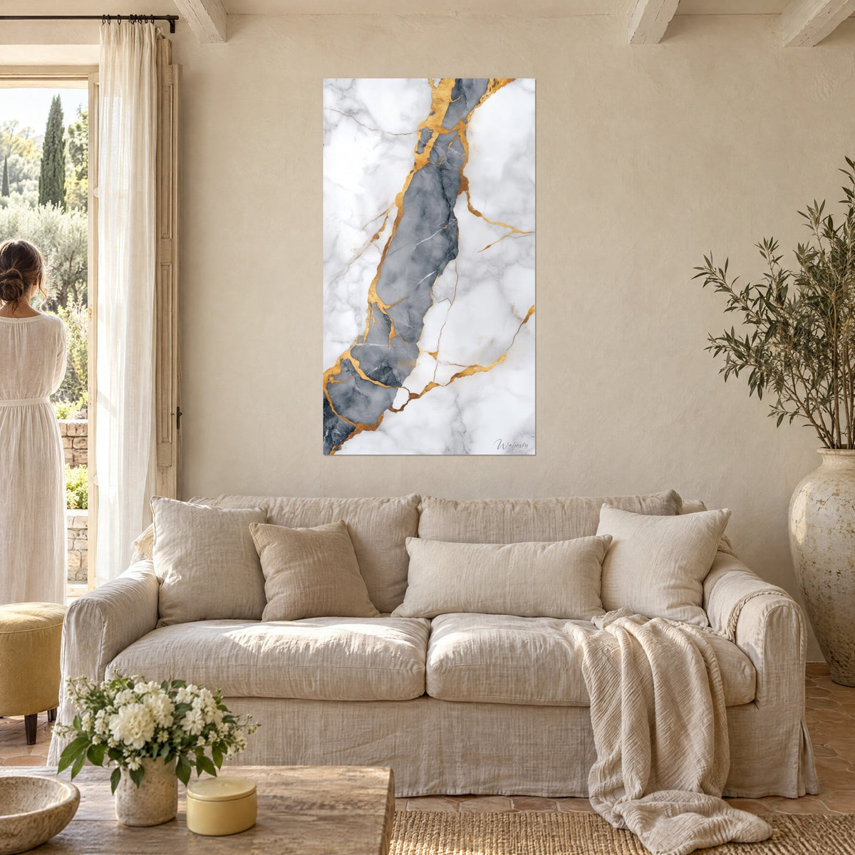 Gemälde Marmor in Weiß mit Perlmutterschimmer, durchzogen von einem grauen Riss mit goldenen Linien, über einem Sofa in einem hellen Wohnzimmer