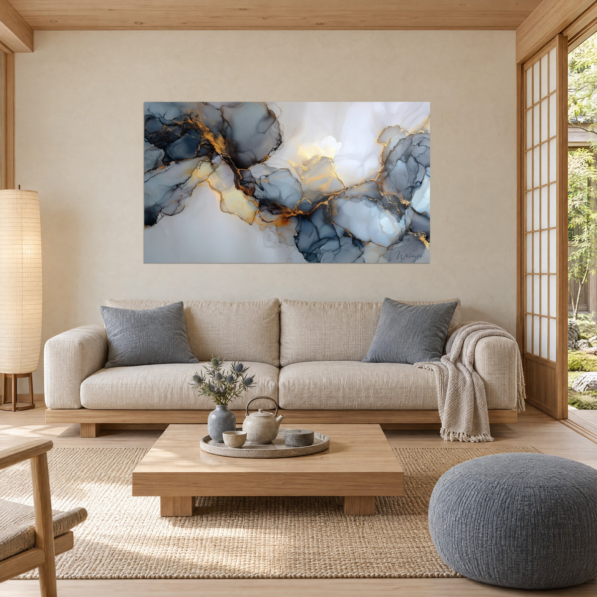 Cuadro de mármol abstracto con vetas doradas sobre fondo gris perla y azul noche, encima de un sofá en un salón luminoso