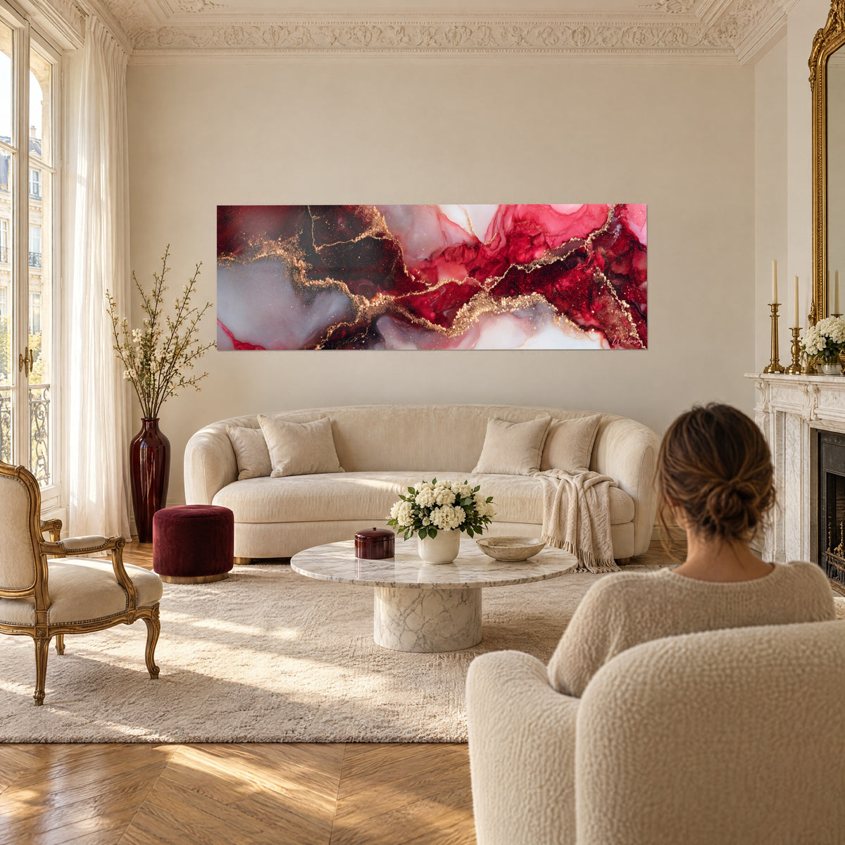 Quadro di marmo astratto con venature d'oro, rosso bordeaux e grigio perla, sopra un divano in un soggiorno luminoso