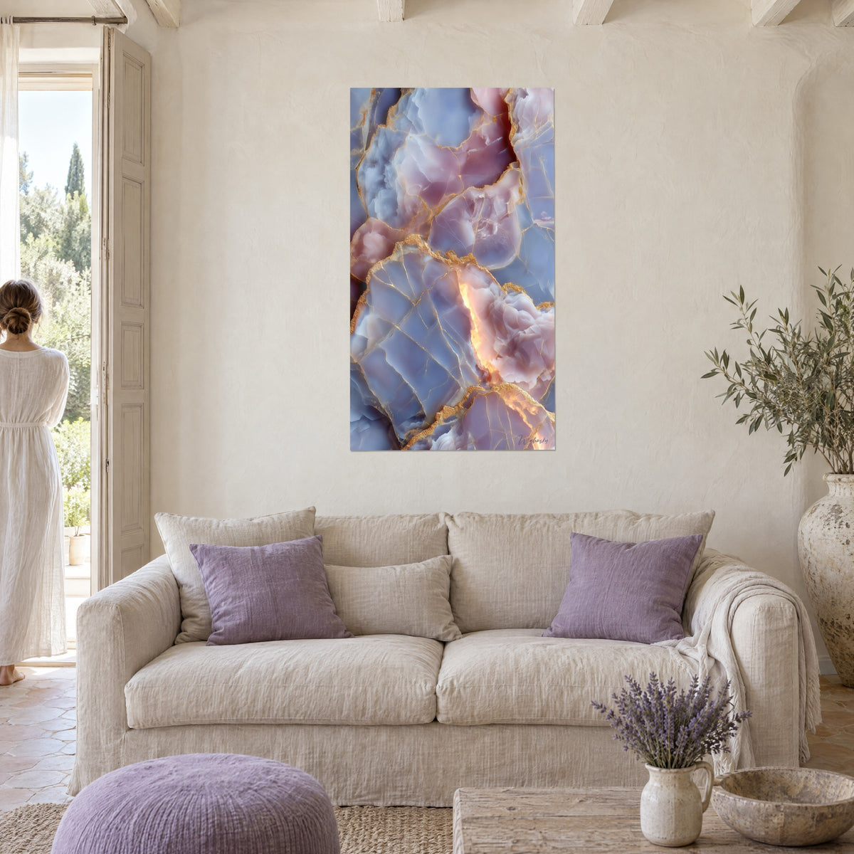 Gemälde Rosé geädertes Marmorbild mit Goldadern, lavendelblaue und korallenfarbene Akzente, von hinten gesehene Frau über einem Sofa in einem lichtdurchfluteten Wohnzimmer