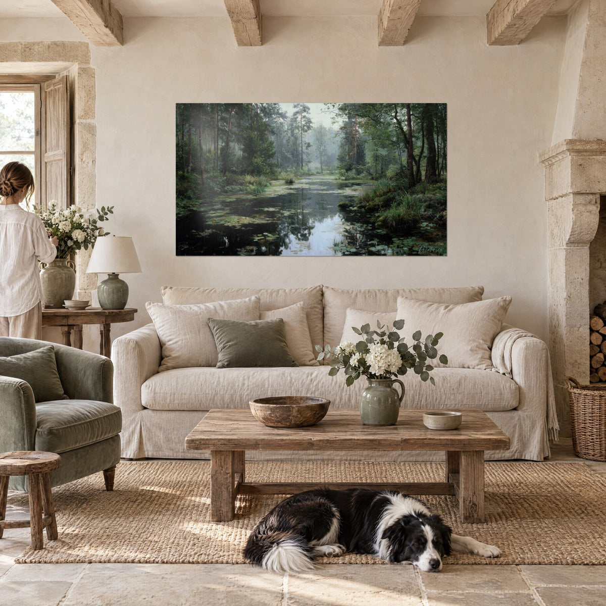 Gemälde Waldteich mit silbrigen Spiegelungen, dunkelgrünes Laub, schwarz-weiße Collie liegend, über einem Sofa in einem hellen Wohnzimmer