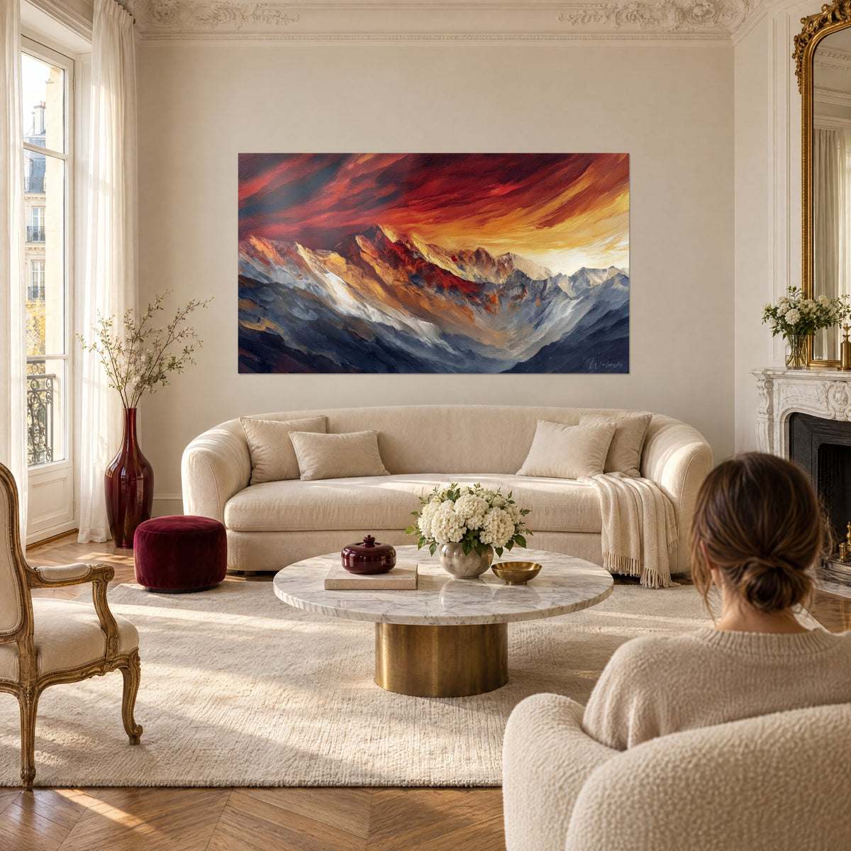 Gemälde mit karmesinroten und goldocker Gipfeln unter flammendem Himmel, hoch gehängt, zwei Personen von hinten, über einem Sofa in einem hellen Wohnzimmer