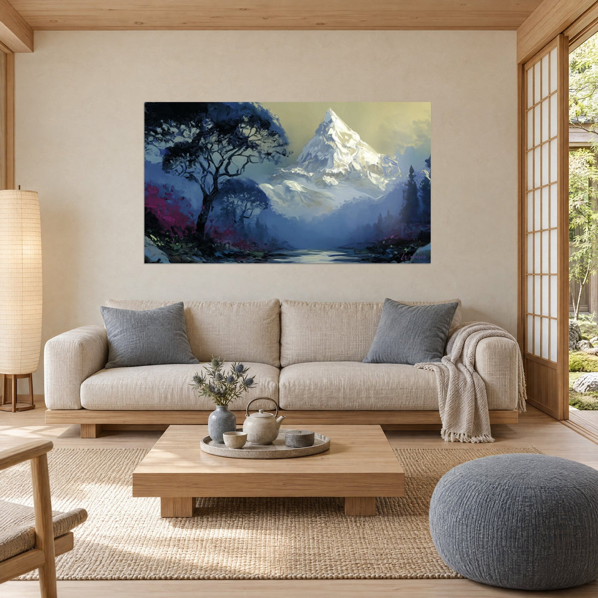 Gemälde eines goldbeschienenen Schneegipfels über einem nebligen Tal, dunkler Baum und purpurrotes Laub, über einem Sofa in einem hellen Wohnzimmer