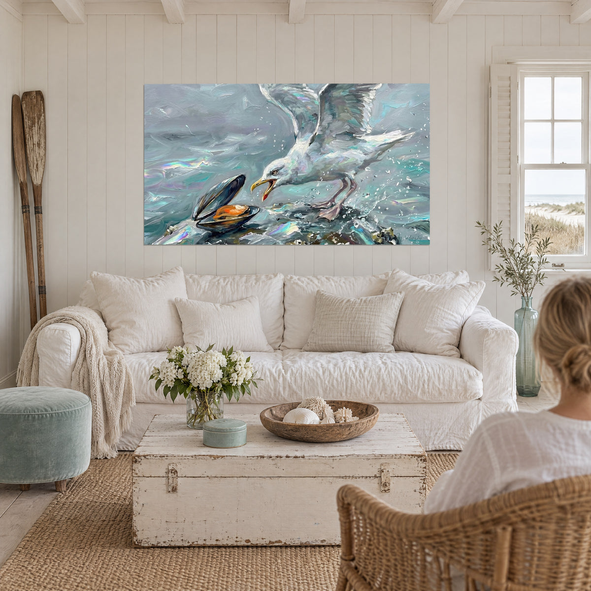 Tableau goéland becquant une moule ouverte, plumage blanc et gris, vagues turquoise, au-dessus d'un canapé dans un salon lumineux