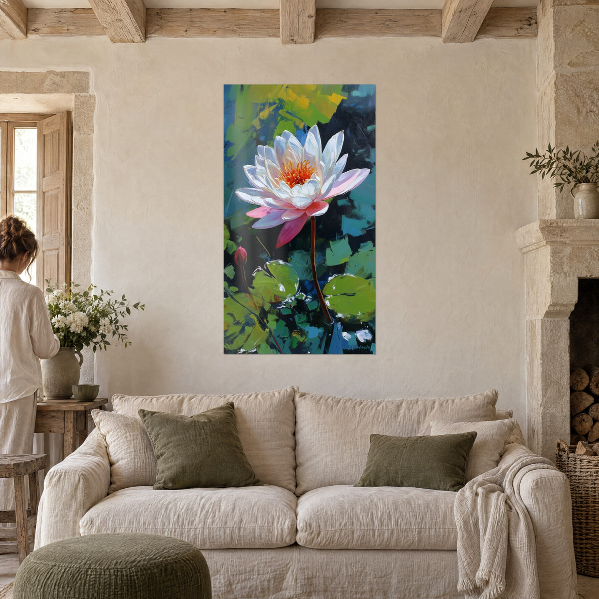 Gemälde Seerose weiß mit orangefarbenem Herz, rosa getönte Blütenblätter auf blaugrünem Grund, über einem Sofa in einem hellen Wohnzimmer