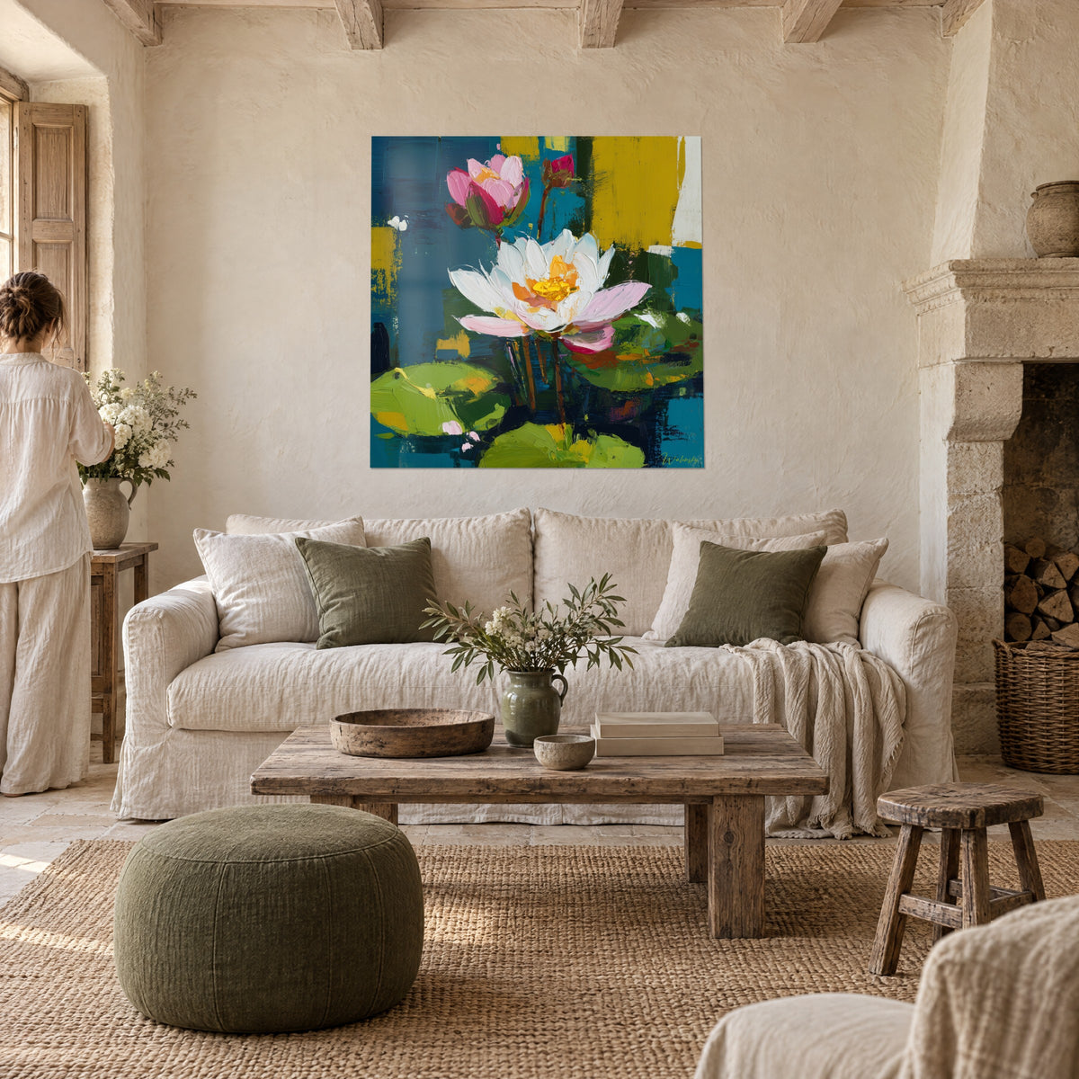 Gemälde mit rosa und weißen Seerosen auf entenblauem und senfgelbem Hintergrund, zwei Personen von hinten, über einem Sofa in einem hellen Wohnzimmer