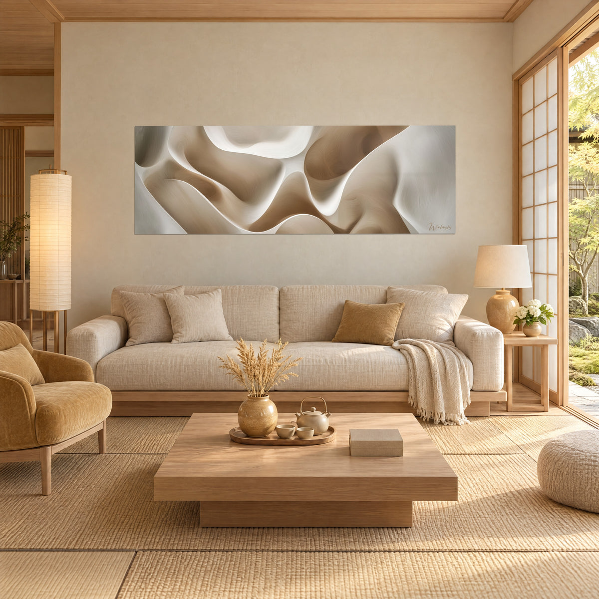 Quadro con drappeggi color sabbia e avorio, curve morbide beige e bianche, sopra un divano in un soggiorno luminoso