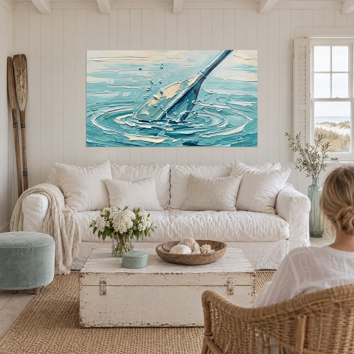 Schilderij peddelblad turquoise dat in het water duikt, crème en marineblauw, spatten, boven een bank in een lichte woonkamer