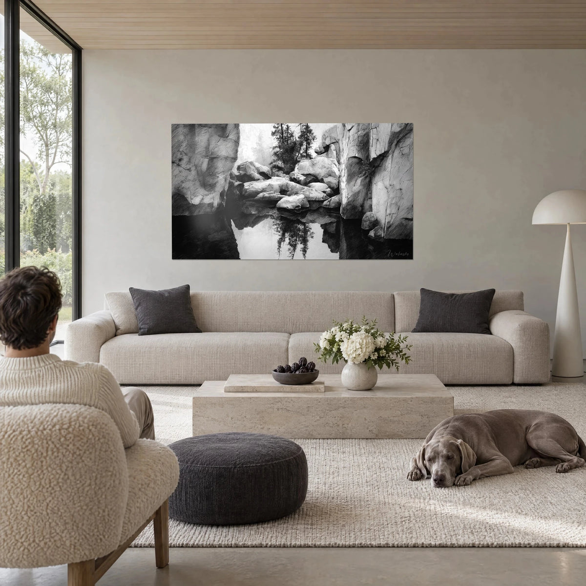 Tableau gorge de granit et pins dans la brume, noir et blanc, trait hachuré, au-dessus d'un canapé dans un salon lumineux