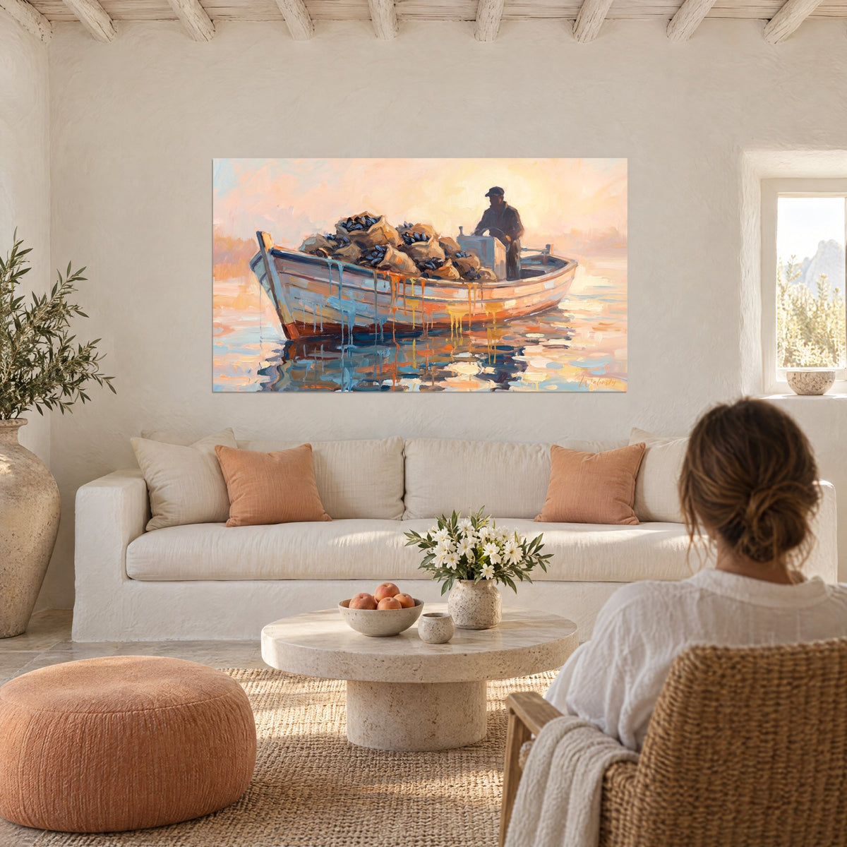 Schilderij visser met donkere pet in zijn boot met mosselzakken, hemel in perzik en roze, boven een bank in een lichte woonkamer