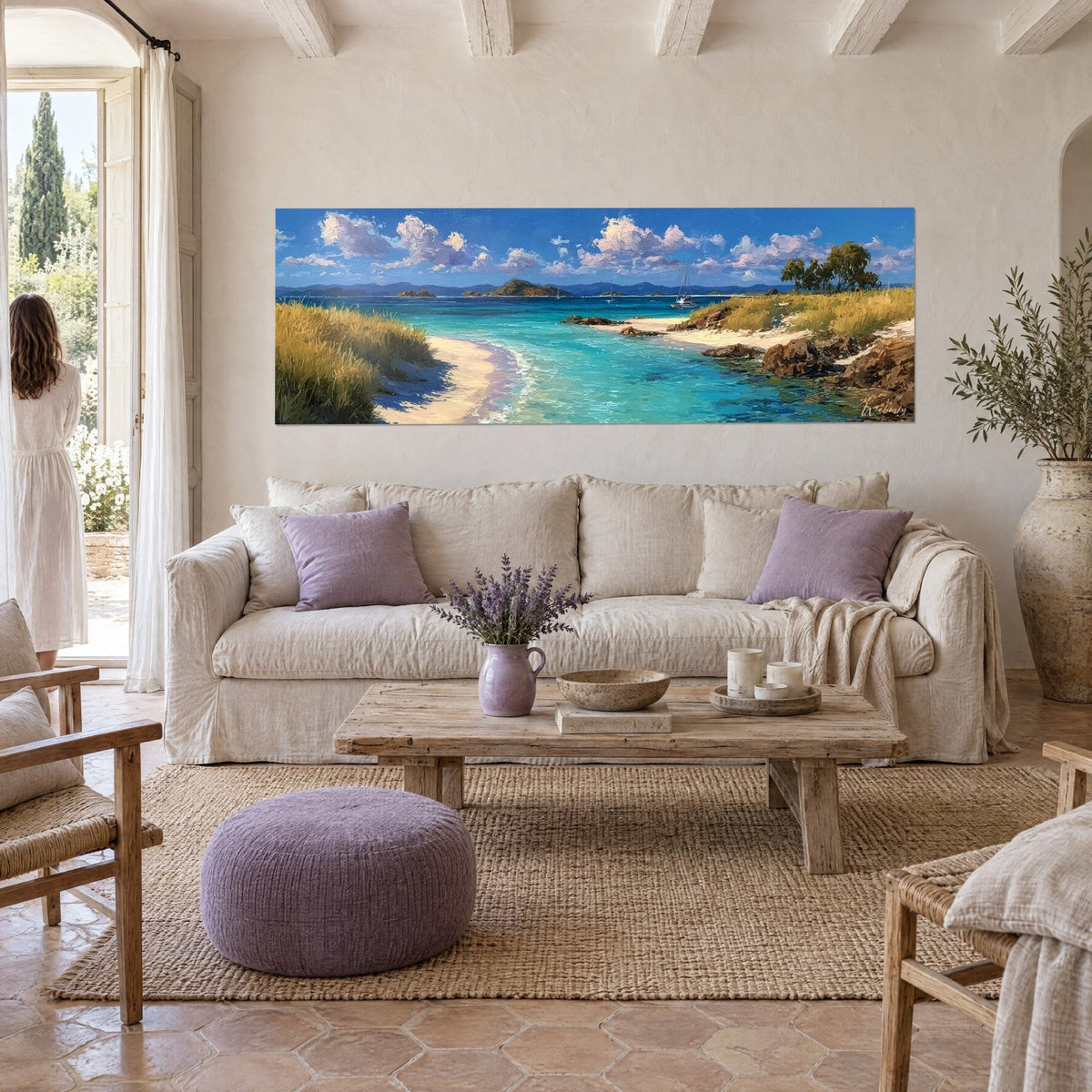 Gemälde einer tropischen Bucht mit türkisfarbenem Wasser, weißem Sandstrand und goldenem Gras, mit einem Segelboot in der Ferne, über einem Sofa in einem hellen Wohnzimmer