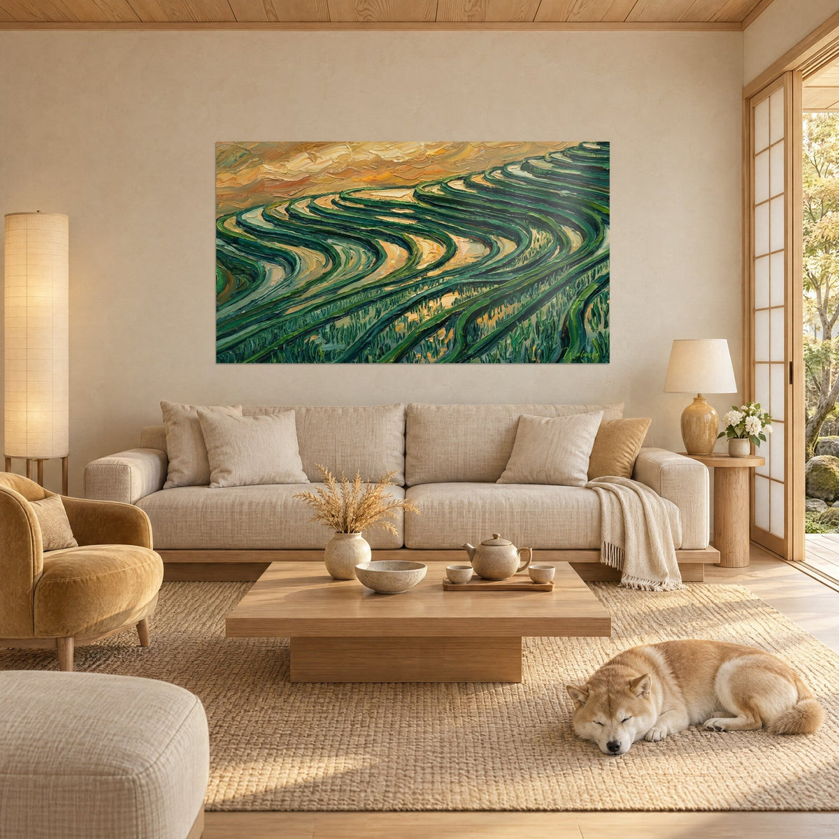 Quadro terrazzamenti di riso verdi e dorati, curve a impasto spesso sotto un cielo ocra, Shiba addormentato, sopra un divano in un soggiorno luminoso