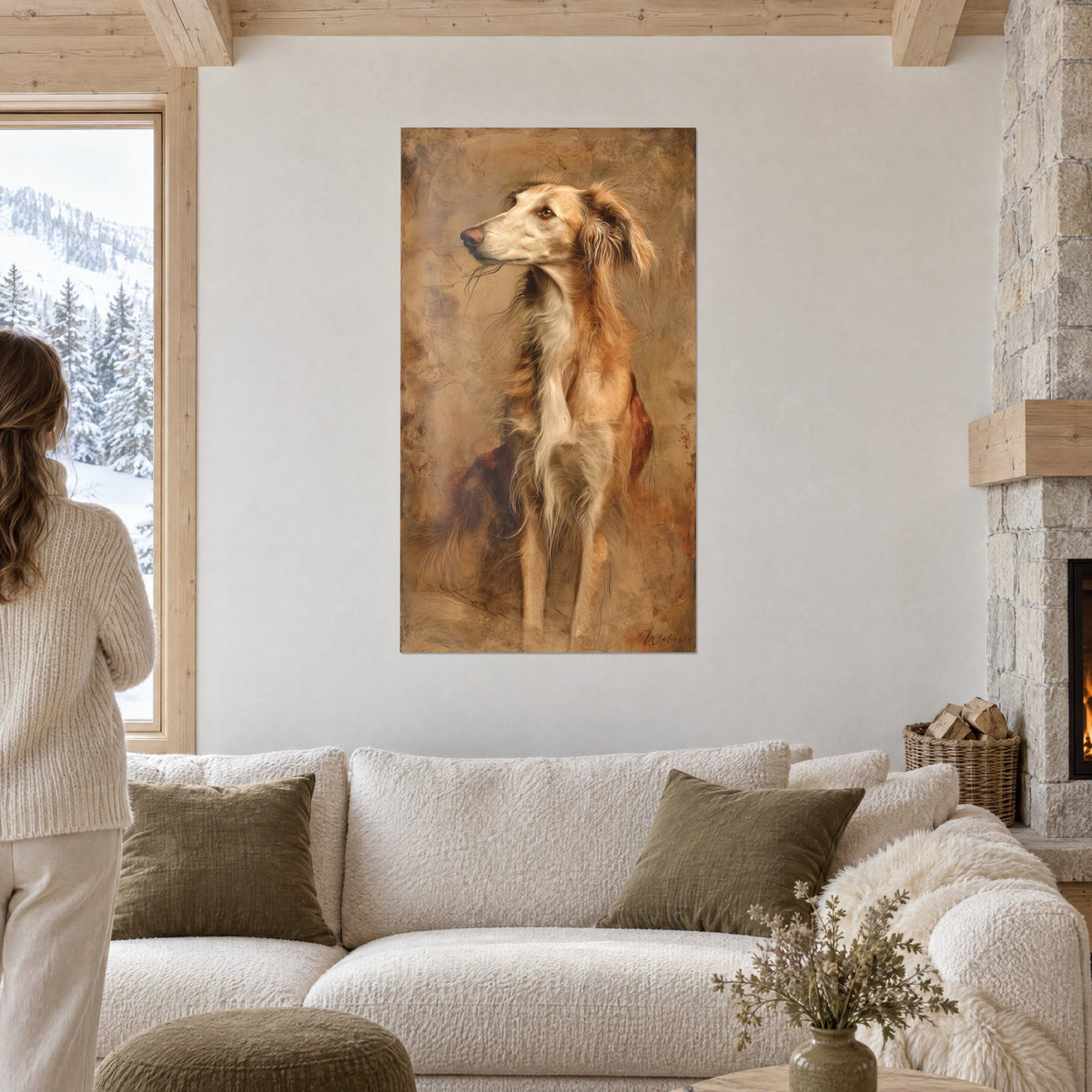 Cuadro galgo saluki de pelaje dorado y crema, perfil noble sobre fondo ocre patinado, encima de un sofá en un salón luminoso