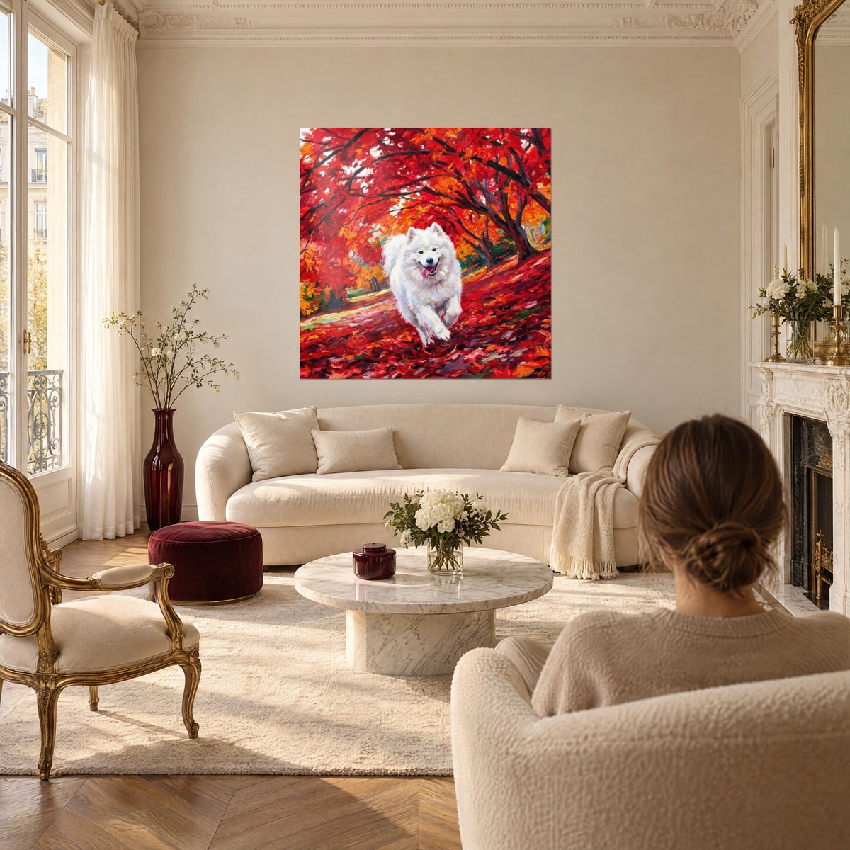 Quadro di un samoiedo bianco che sfuma tra aceri rosso vivo e arancio, persona di spalle, sopra un divano in un soggiorno luminoso