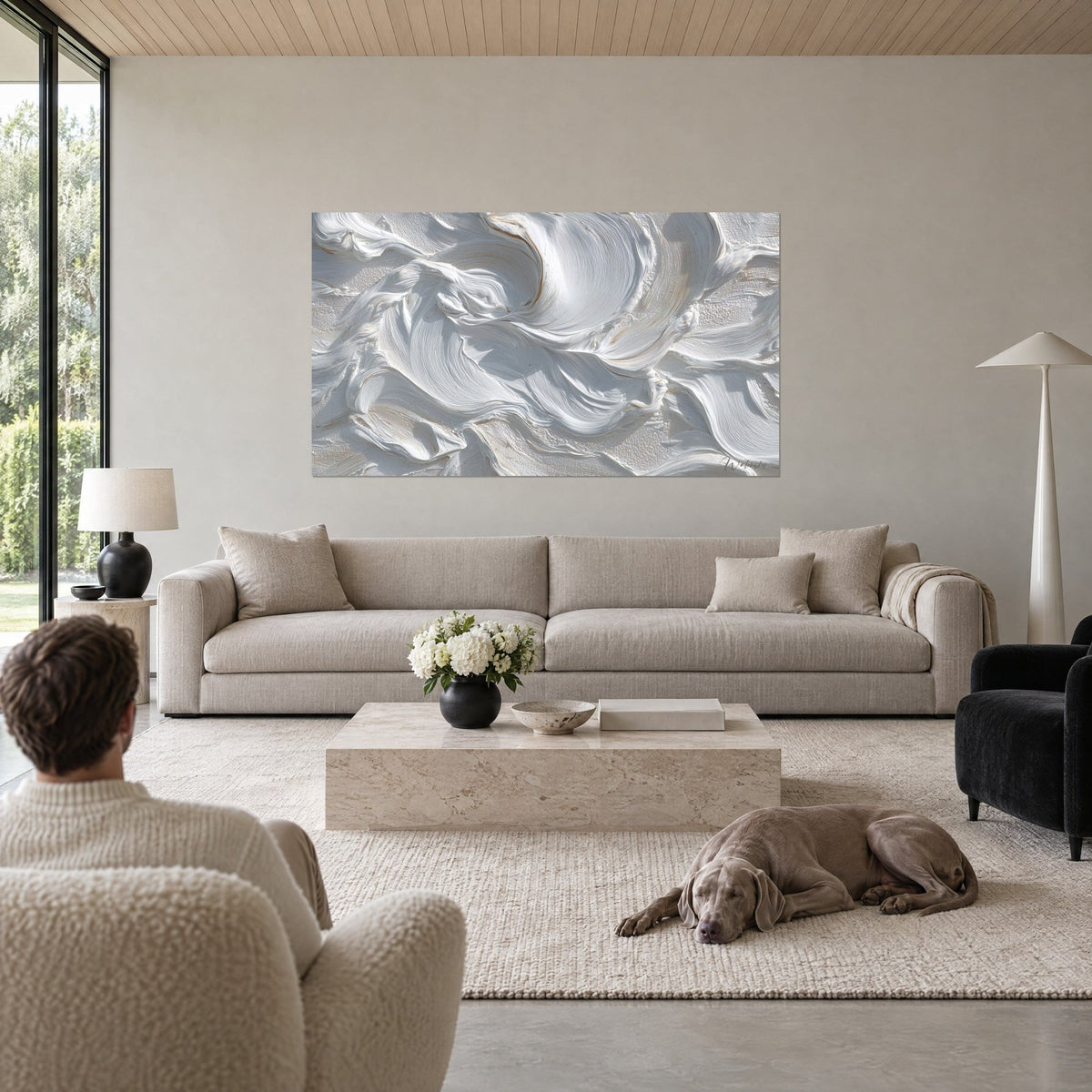 Gemälde mit wirbelnden weißen und silbergrauen Farbreliefs, cremige Schnörkel, über einem Sofa in einem hellen Wohnzimmer