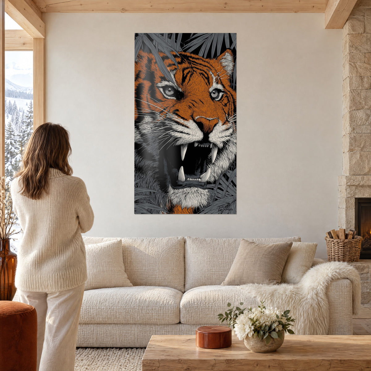 Gemälde brüllender Tiger mit weißen Reißzähnen, orangefarbenes und schwarzes Fell vor grauem Blattwerk, Frau von hinten über einem Sofa in einem hellen Wohnzimmer