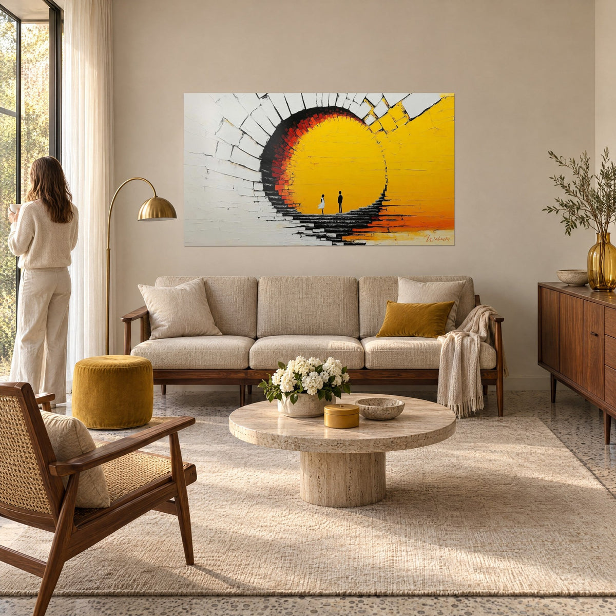 Schilderij van een gloeiende bakstenen tunnel, paar in silhouet voor een gele en oranje zon, boven een bank in een lichte woonkamer