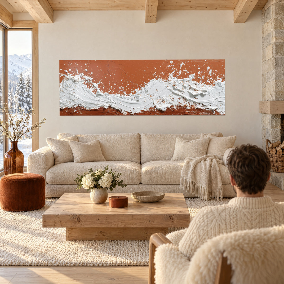 Cuadro cresta de espuma en empaste crema sobre terracota, salpicaduras, encima de un sofá en un salón luminoso